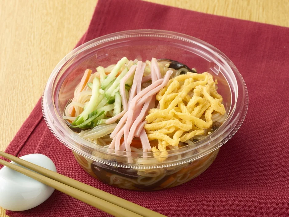 内容量が50%増量された5品目の彩り中華春雨サラダ。