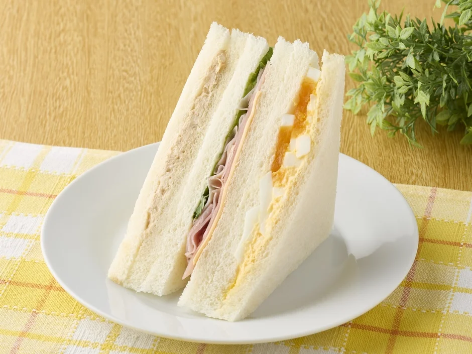 通常サイズの3種のミックスサンド。