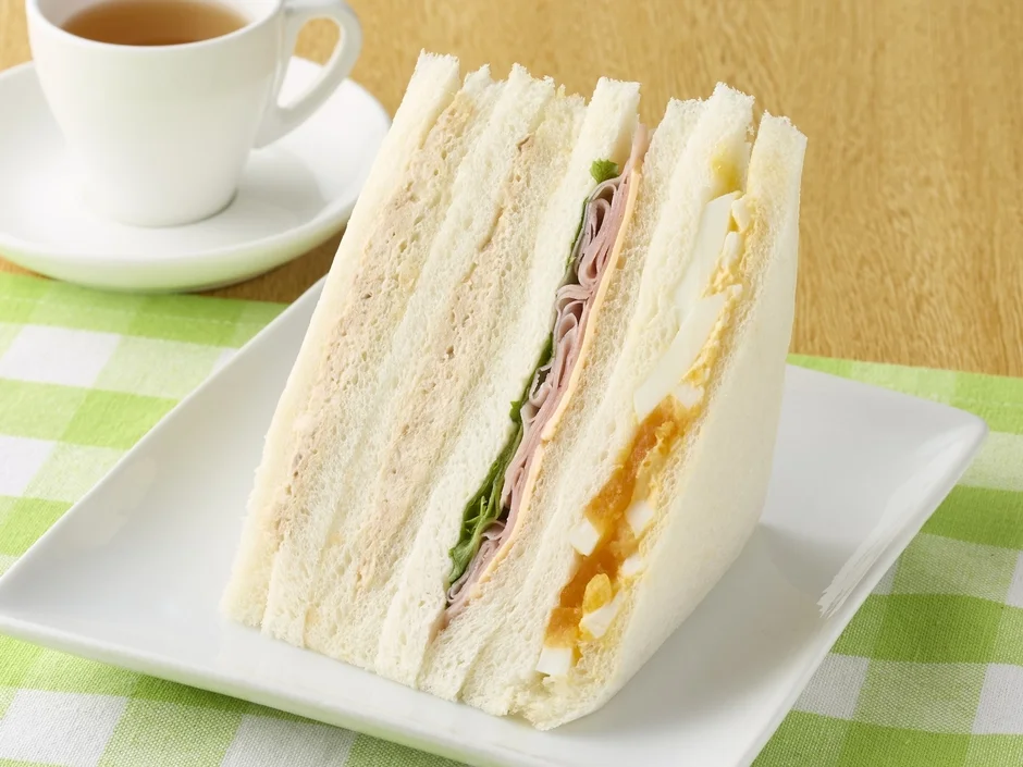 ツナサンドが1層増量された3種のミックスサンド。