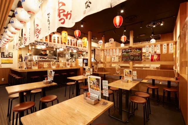 串かつ居酒屋「串かつ でんがな」大阪駅前第4ビル店の内観