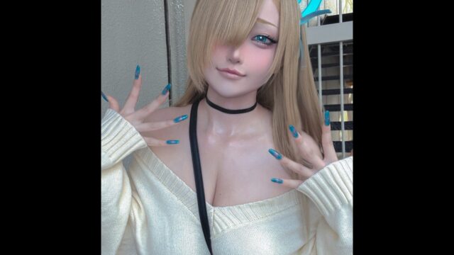 ゆるゆるニットで色っぽく！　カモミール、『ブルーアーカイブ』一之瀬アスナのコスプレを披露