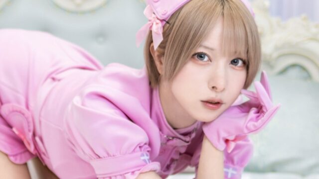 ピンク一色の可愛らしさ！　堕天ろあ、セクシーなナース姿を披露