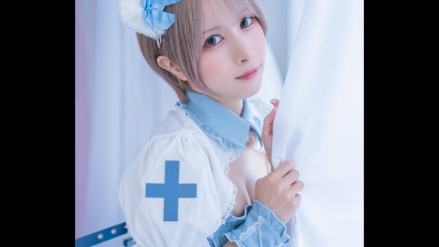 清潔感あふれる天使ナース！　堕天ろあ、デビルハーネスナースのコスプレで金髪ショートを披露