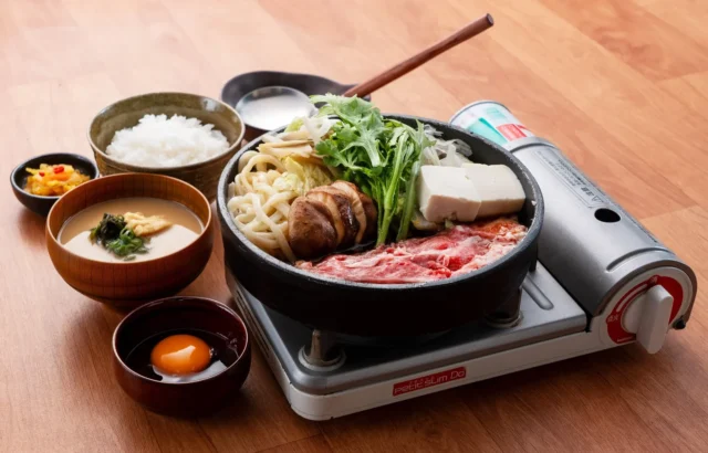 宮本むなし 黒毛和牛のすき焼き定食の全景、ご飯と味噌汁付き