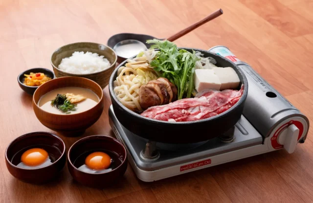 宮本むなし 黒毛和牛のすき焼き定食 肉2倍盛り、卵2個添え