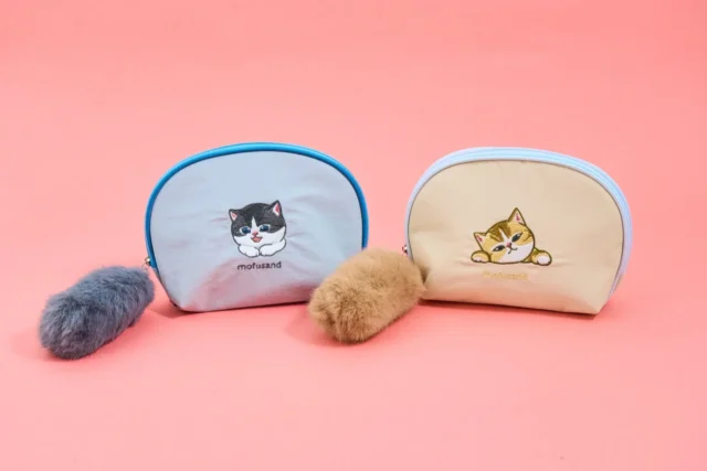 mofusandデザインのしっぽ付きポーチ2種類。
