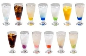 GiGOコラボカフェ「黒子のバスケ」のカラフルなコラボドリンク各種。