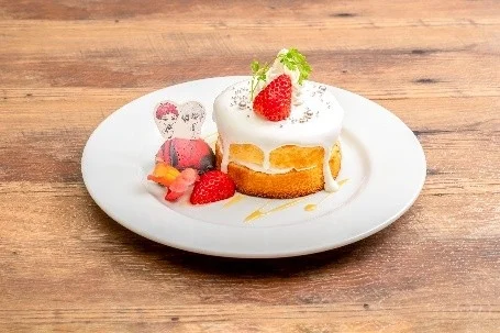 GiGOコラボカフェ「黒子のバスケ」第1弾メニュー「赤司＆黛 黄桃とパインの厚窯パンケーキ」。