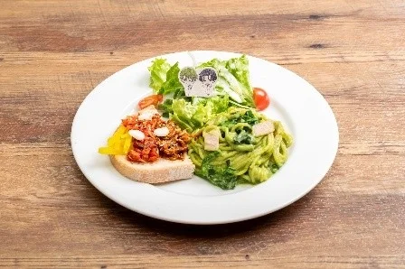 GiGOコラボカフェ「黒子のバスケ」第1弾メニュー「緑間＆高尾 プルコギ風ブルスケッタとほうれん草のクリームパスタセット」。