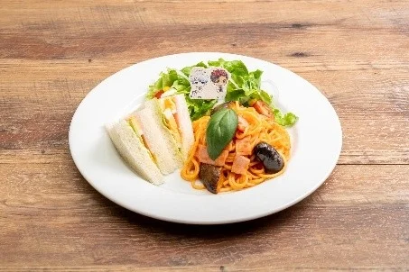 GiGOコラボカフェ「黒子のバスケ」第1弾メニュー「黒子＆火神 ゆで卵サンドとトマトソースパスタセット」。