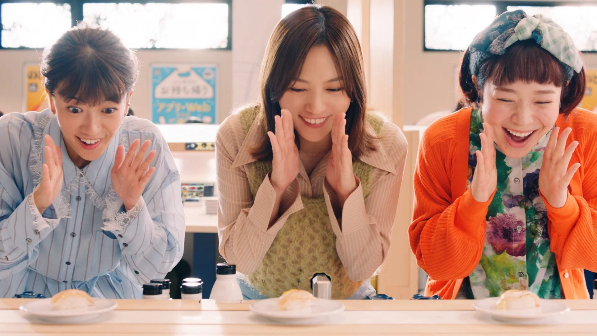 はま寿司新CMで炙りのどぐろに期待する川口春奈さんと友人たち