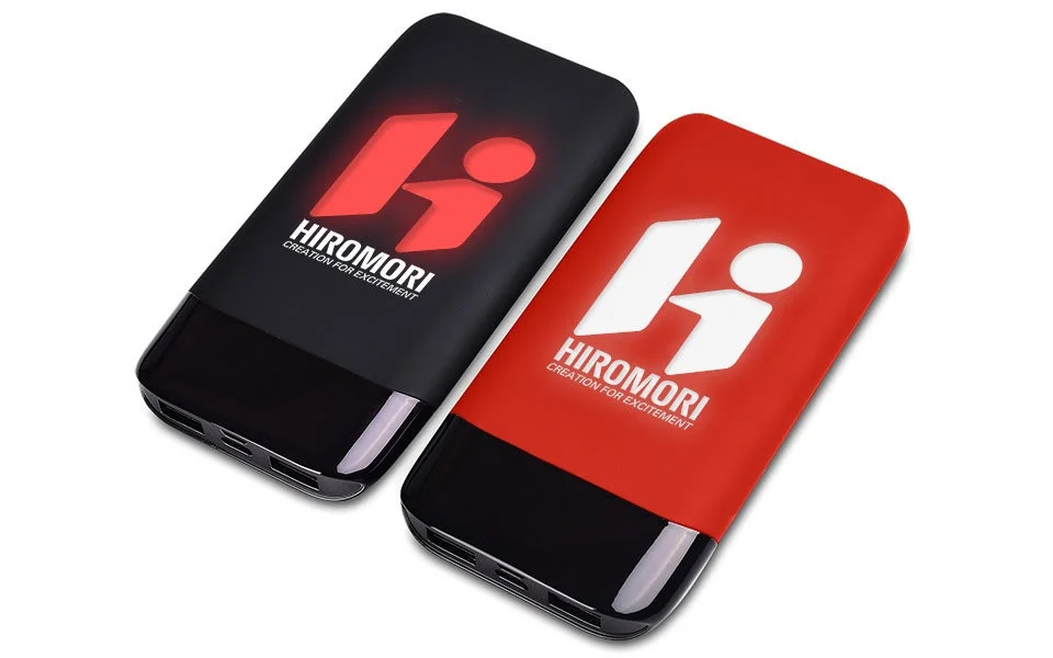 ロゴが光るヒロモリの準固体電池採用モバイルバッテリー
