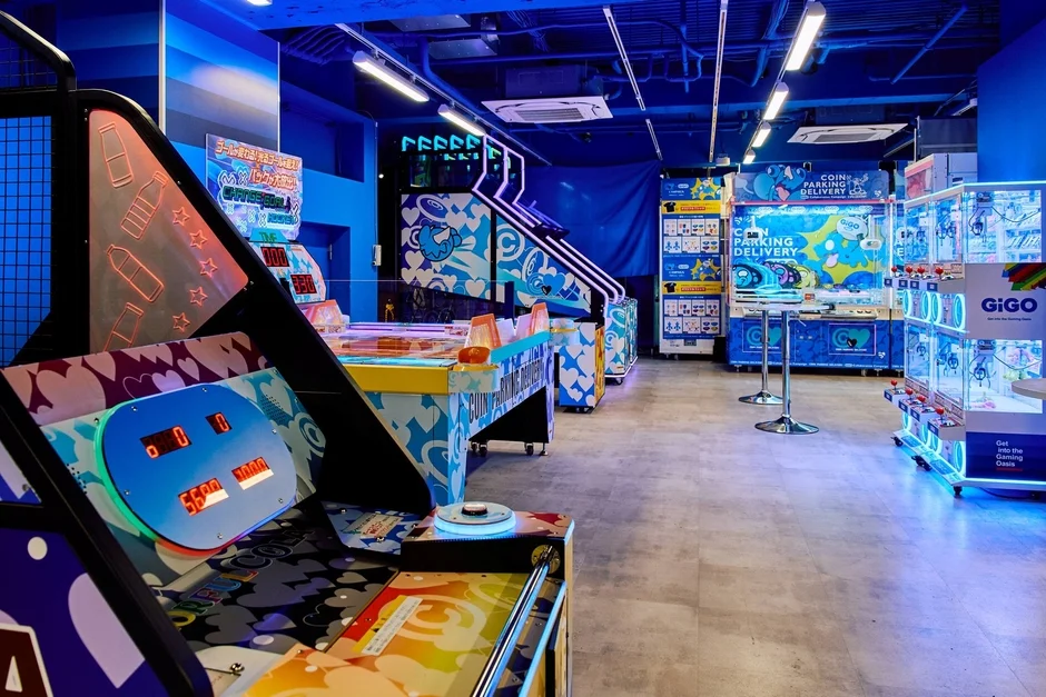 COIN PARKING DELIVERYコラボで装飾されたGiGO渋谷のゲームセンター全景