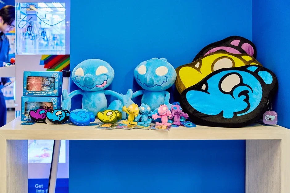 COIN PARKING DELIVERYとGiGOの限定コラボグッズが展示された様子