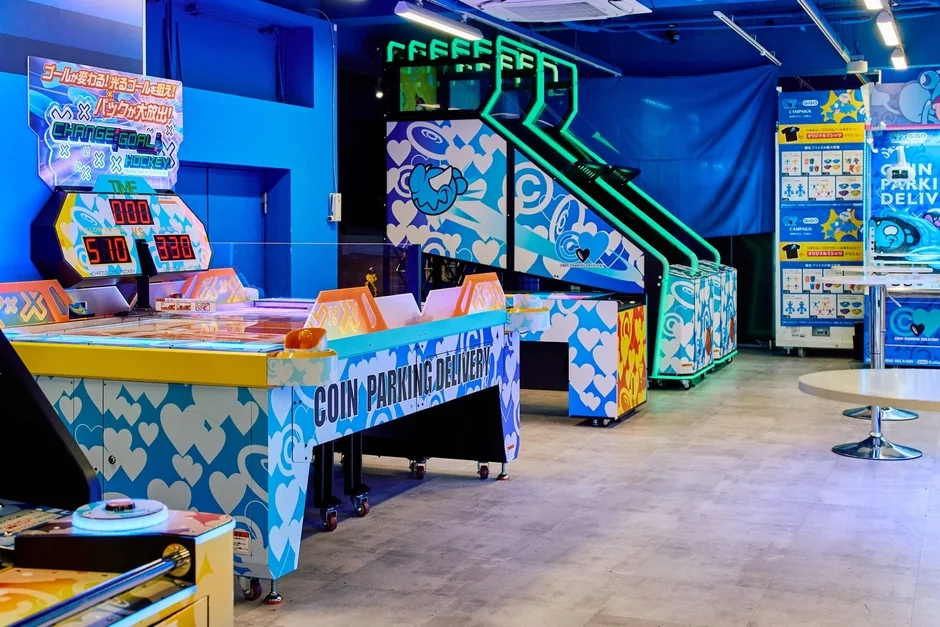 COIN PARKING DELIVERYデザインに変化したゲーム機が並ぶコーナー全景