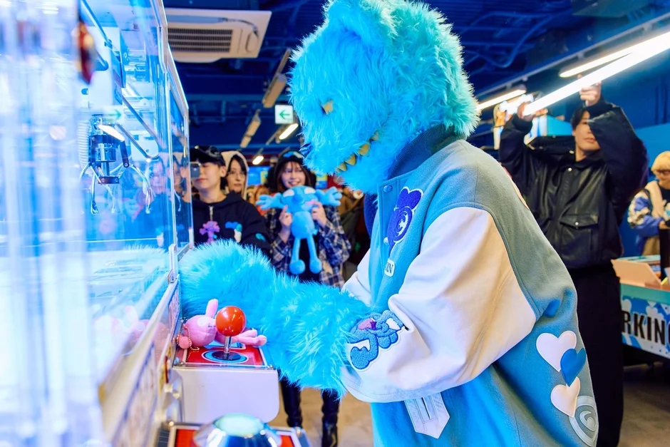 スペシャルゲスト「白井さん」の着ぐるみがミニゲームに参加する様子