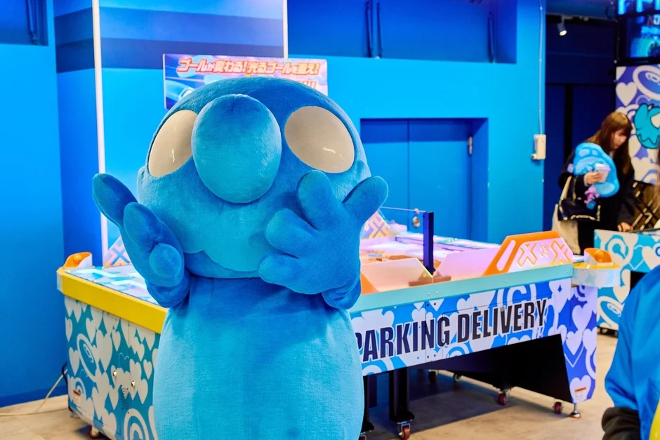 スペシャルゲスト「白井さん」の着ぐるみがポーズをとるアップ