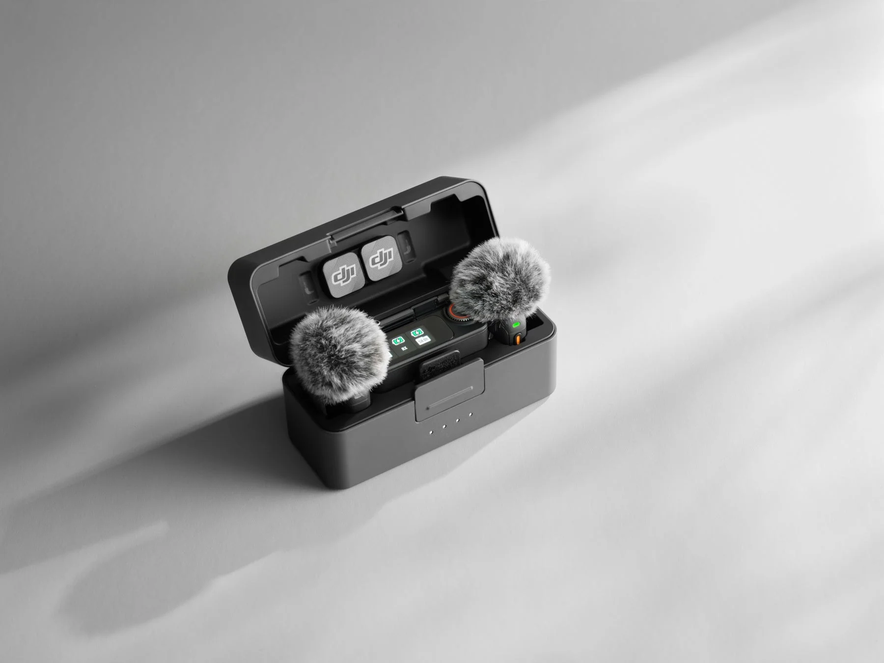 ケースに収納されたDJI Mic 3ワイヤレスマイクセット。