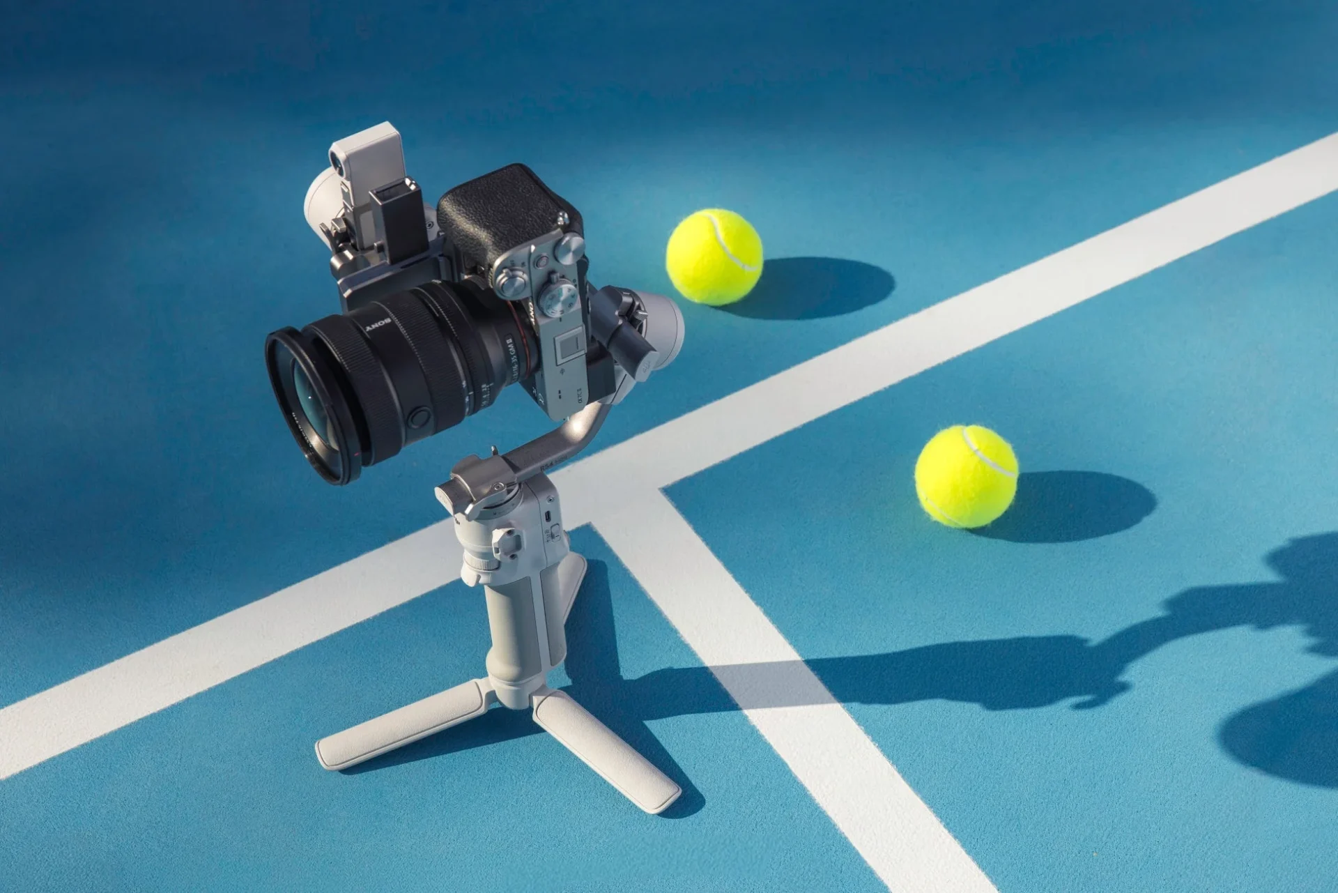 テニスコートに置かれたDJI RS 4 Miniカメラジンバル。
