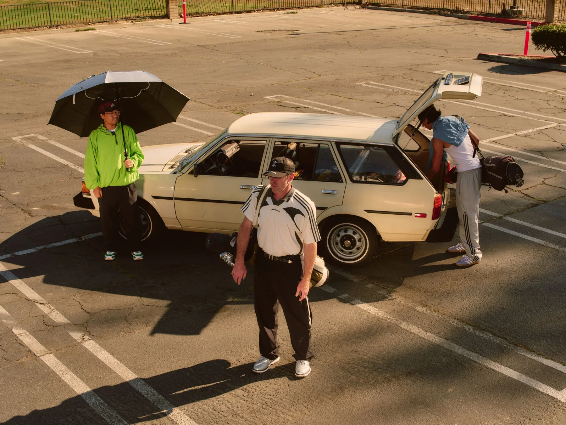 ゴルフ場へ向かうadidas × Metalwoodコレクションを着用した4人組