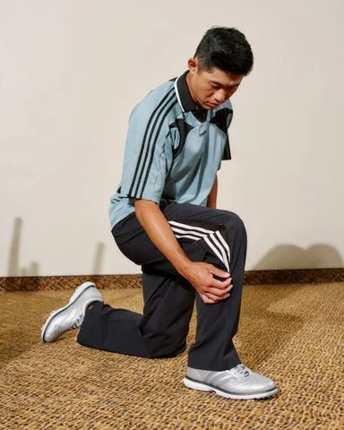 脚部のジッパーベンチレーションが開いたゴルフパンツ