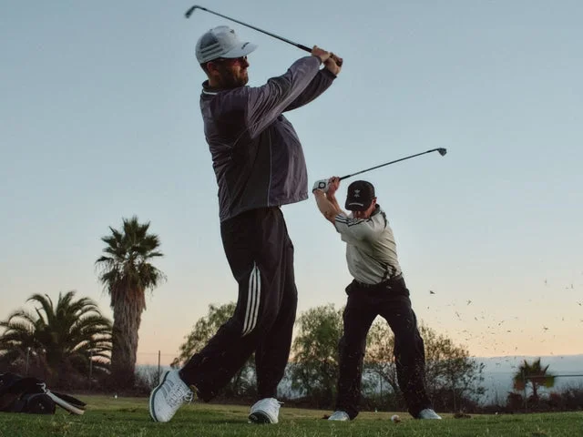 Metalwood Studioコレクションのウェアを着用しゴルフを楽しむゴルファー