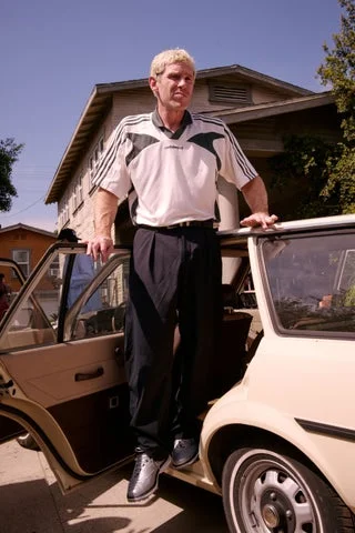 Y2K時代を思わせる車から降りるMetalwood Studioコレクション着用者