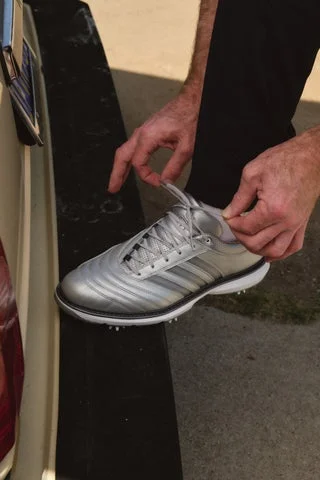 限定モデルMC70ゴルフフットウェアを履く手元