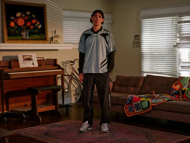 Metalwood Studioのウェアを着用し室内でポーズをとる男性