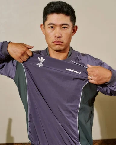 Metalwood Studioのロゴが入ったウィンドブレーカー