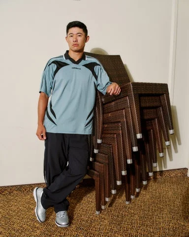 2000年代半ばのアディダスデザインにオマージュを捧げたポロシャツ