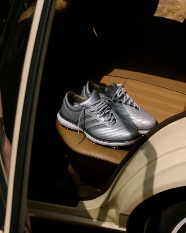 車内に置かれたadidas × Metalwoodの限定ゴルフシューズMC70