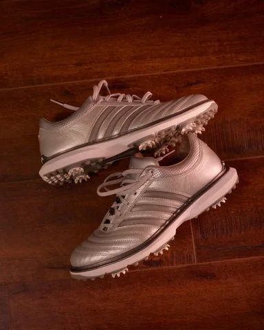 1970年代のサッカーブーツに着想を得た限定ゴルフシューズMC70