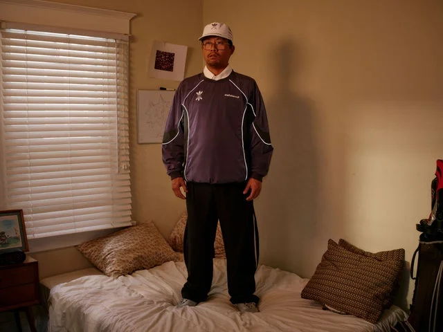 Metalwood Studioのウィンドブレーカーを着用した男性