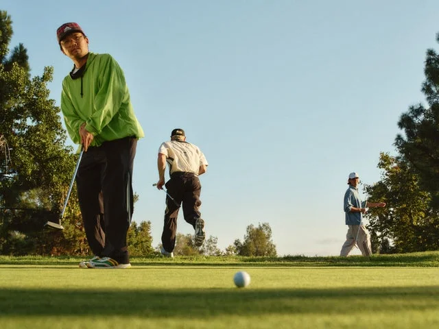 adidas × Metalwoodコレクションを着用しパッティングするゴルファー