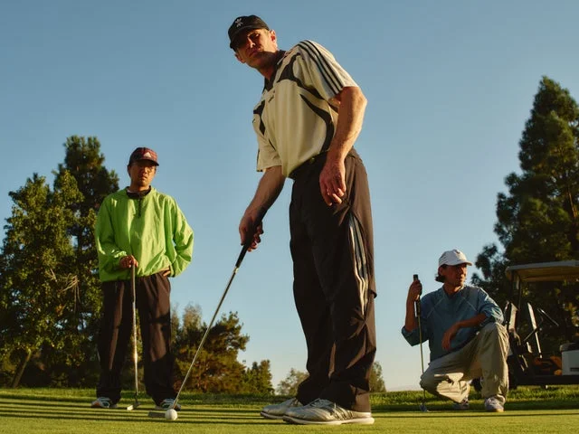 コース上でプレーを楽しむadidas × Metalwoodコレクションのゴルファー