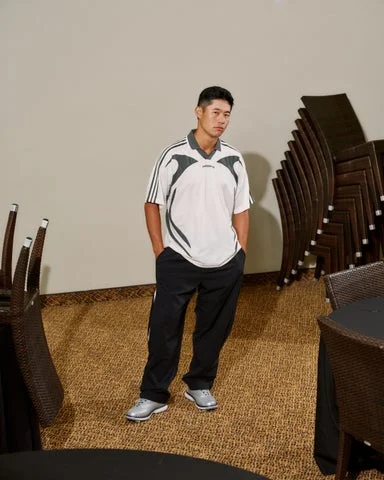 Metalwood Studioコレクションのポロシャツを着用した男性