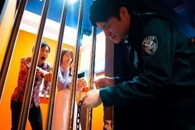 鉄格子の中で謎を解くリアル脱出ゲームの様子