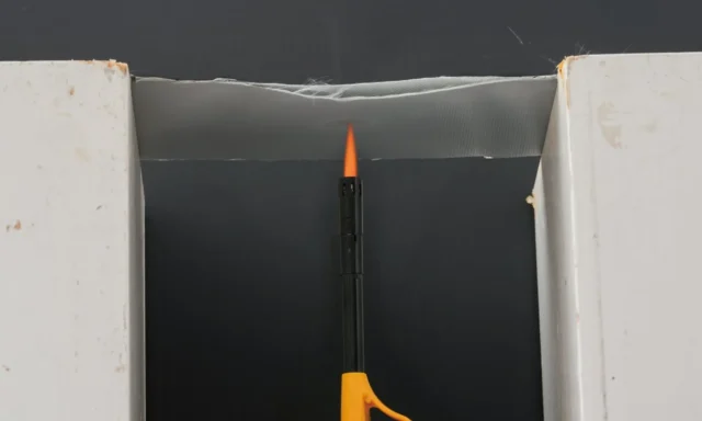 耐火ポーチの素材にターボライターの火(約1200℃~1400℃)を当てる自社テストの様子。