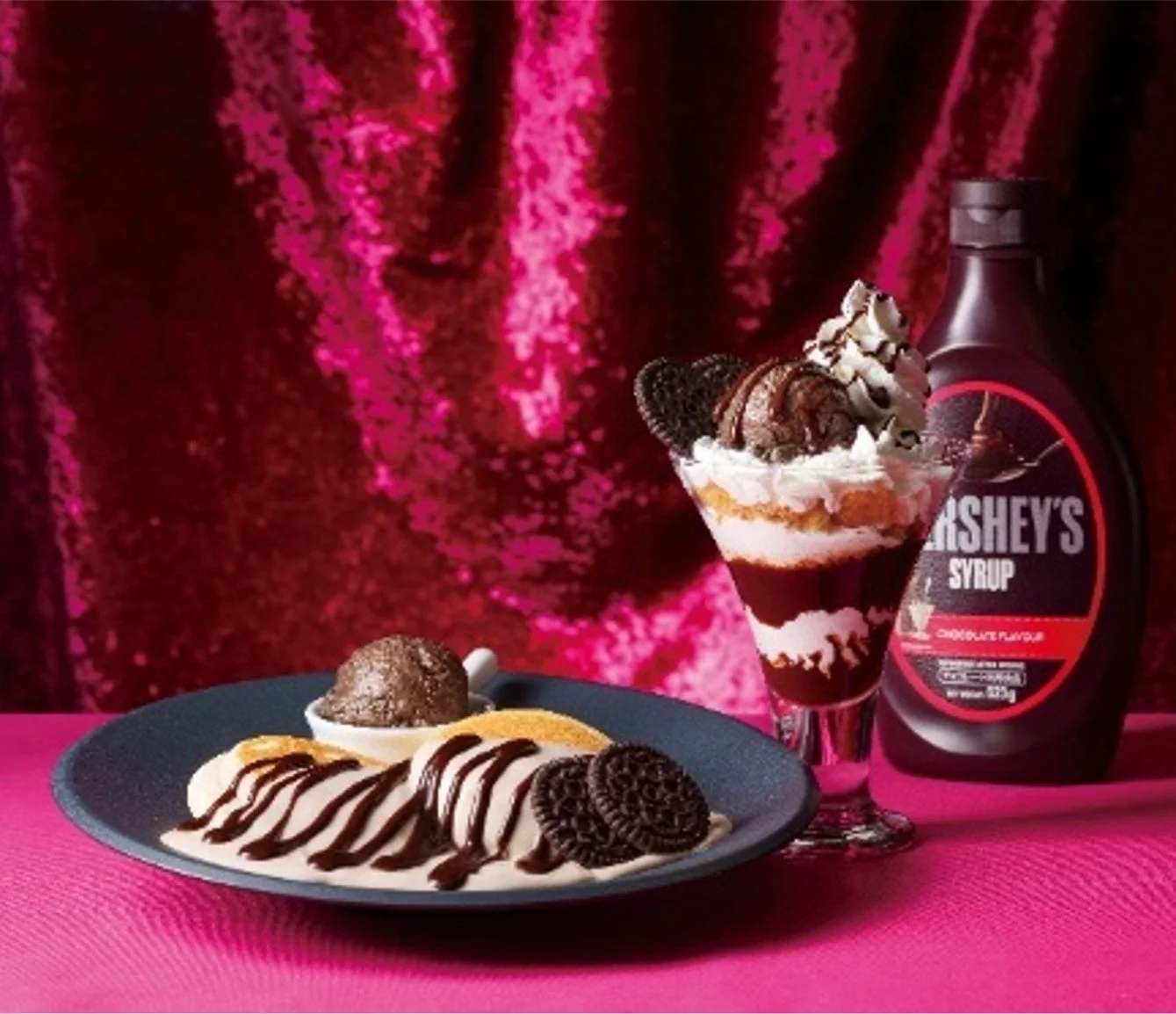 ハーシーチョコレートシロップを贅沢に使用したパンケーキとパフェ