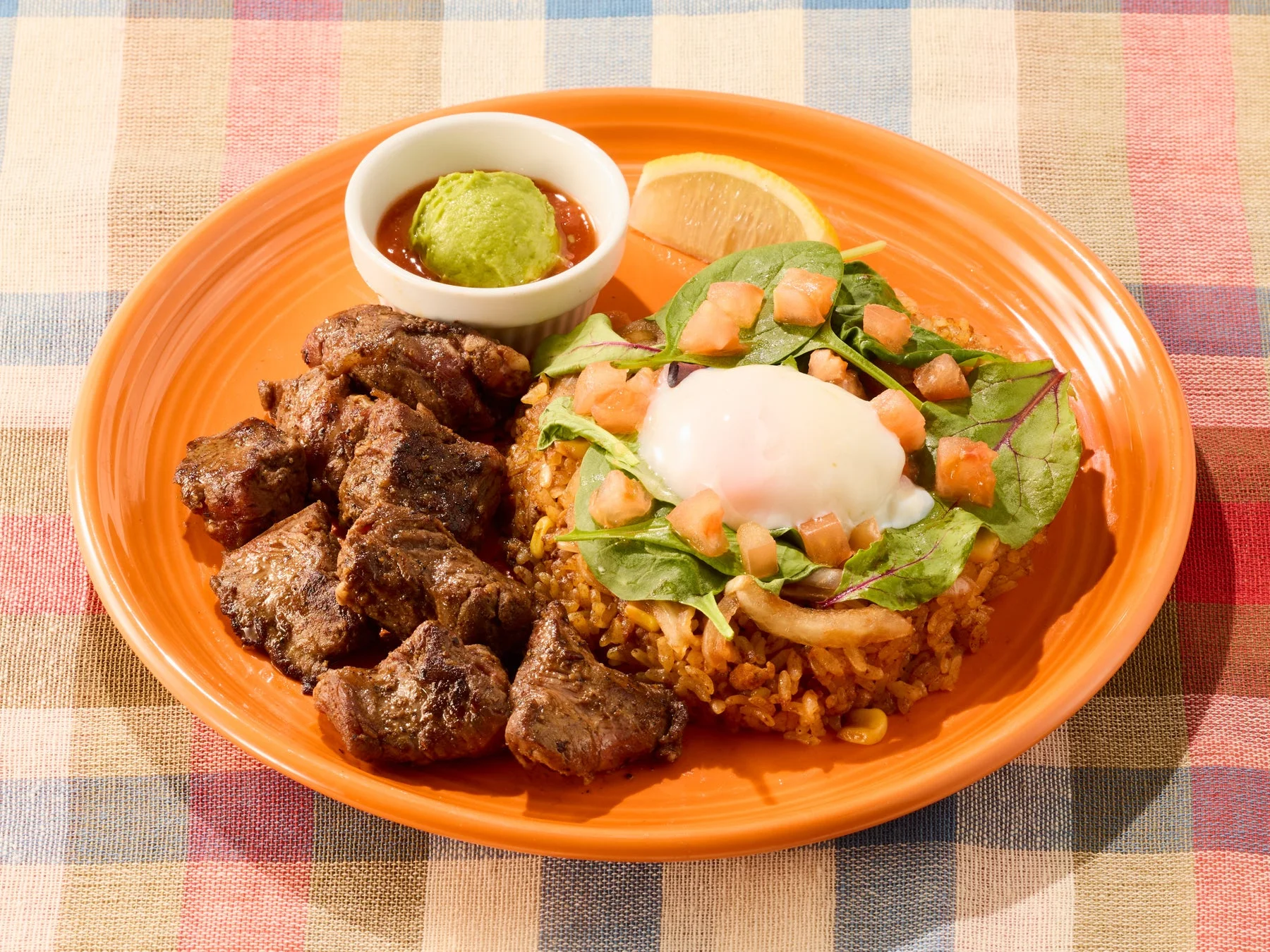 ココスの「カリブビーフジャンバラヤ」。スパイシーなビーフと温玉、野菜がトッピングされたジャンバラヤ。