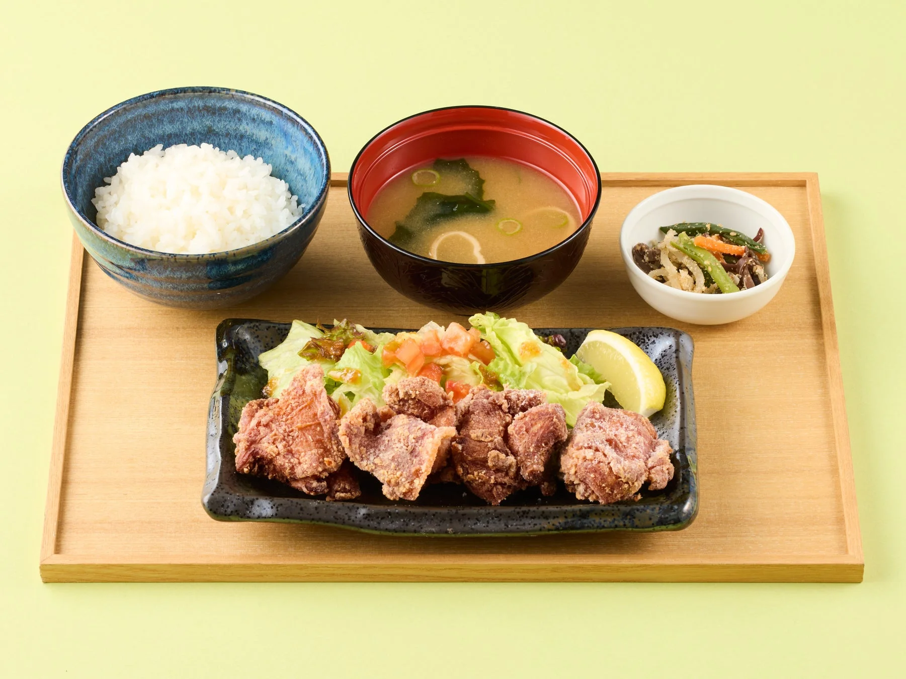 ココスの「本気の唐揚げ膳」。唐揚げ4個、ご飯、みそ汁、小鉢がセットになった食べ応え抜群の和膳。