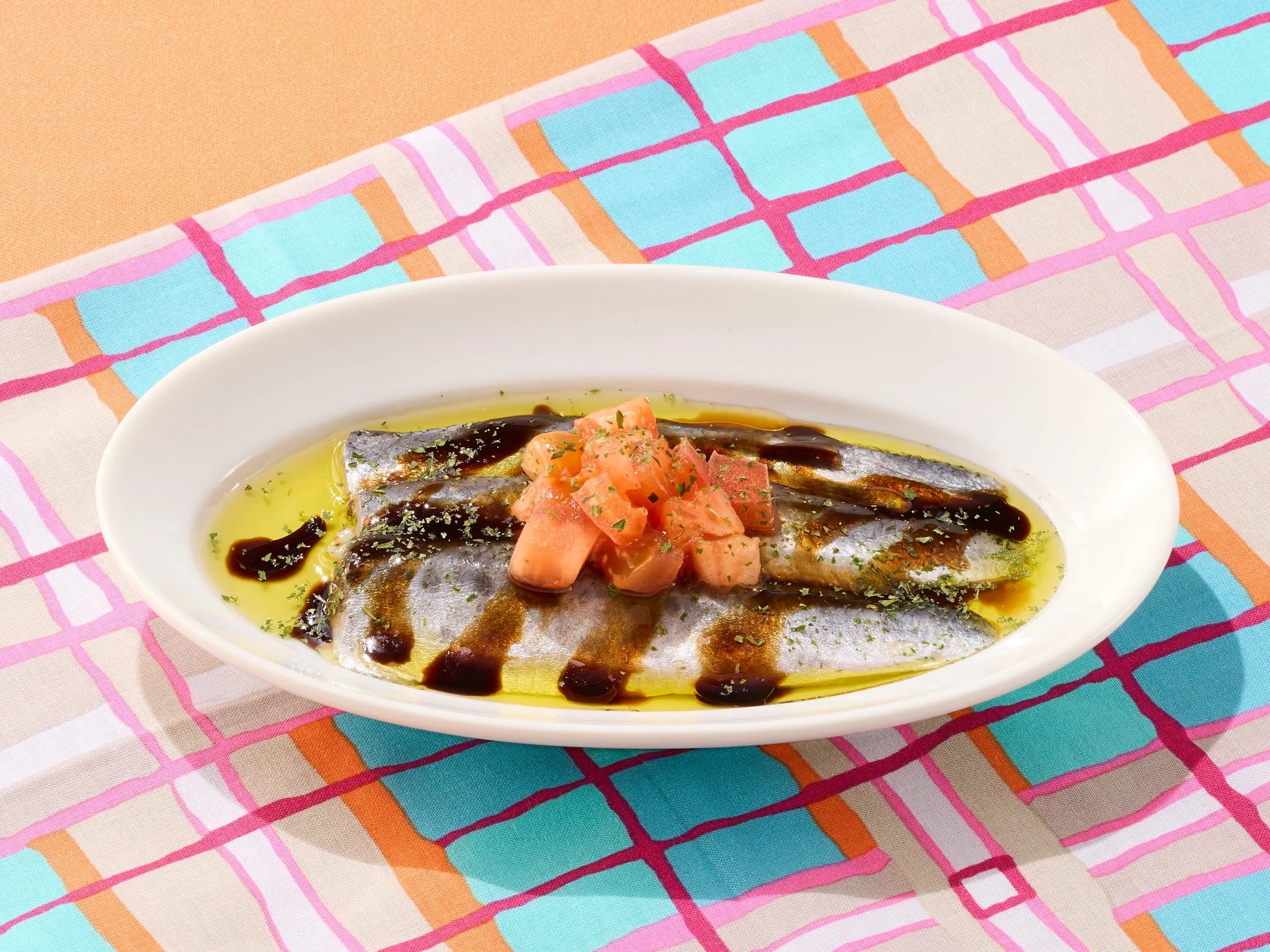 ココスの「銚子産 真いわしのマリネ」。酢締め真いわしにオリーブオイルとバルサミコソースをかけた一品。