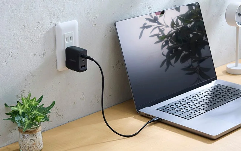 エレコムのAC充電器でノートパソコンを充電している様子