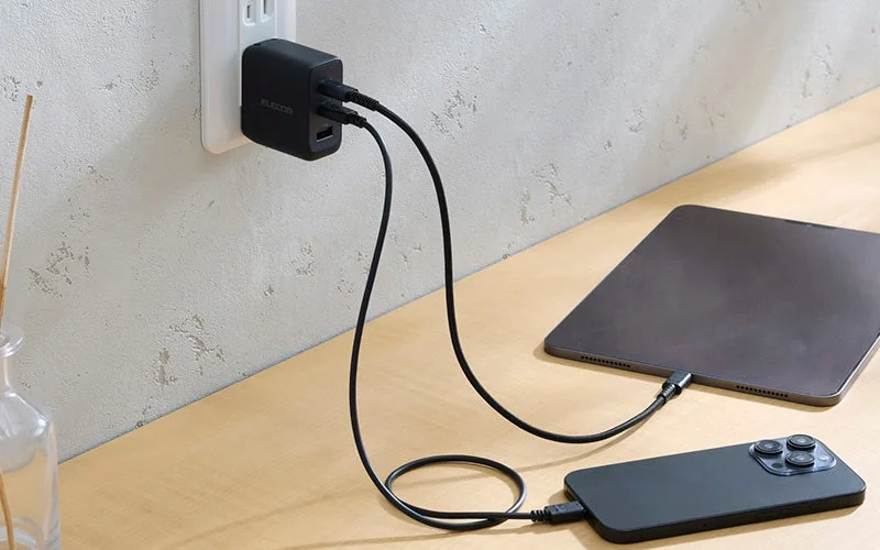 エレコムのAC充電器でUSB Type-Cポート2つを使いスマートフォンとタブレットを同時充電