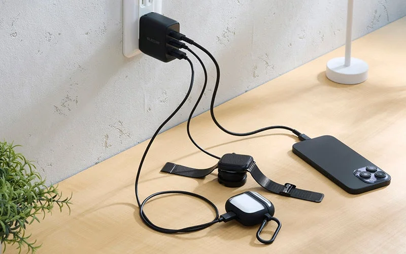 エレコムのAC充電器でスマートフォン、ワイヤレスイヤホン、スマートウォッチを3台同時充電