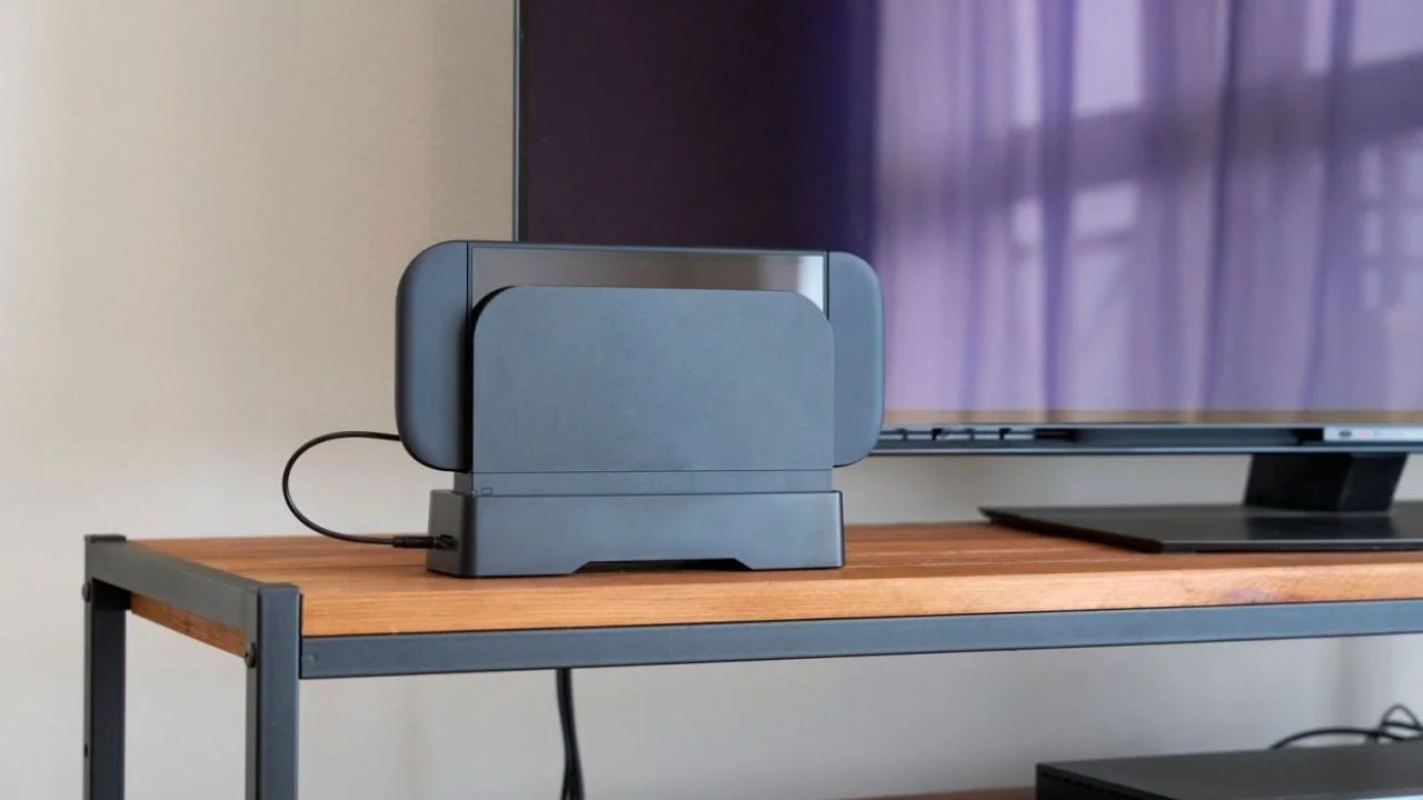 Nintendo Switch 2を冷却ファンスタンドに縦置きした状態