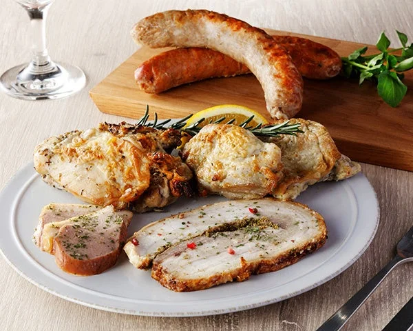 ビゴーテのイタリア風お肉料理「肉盛りセット」。ソーセージやポルケッタなど。