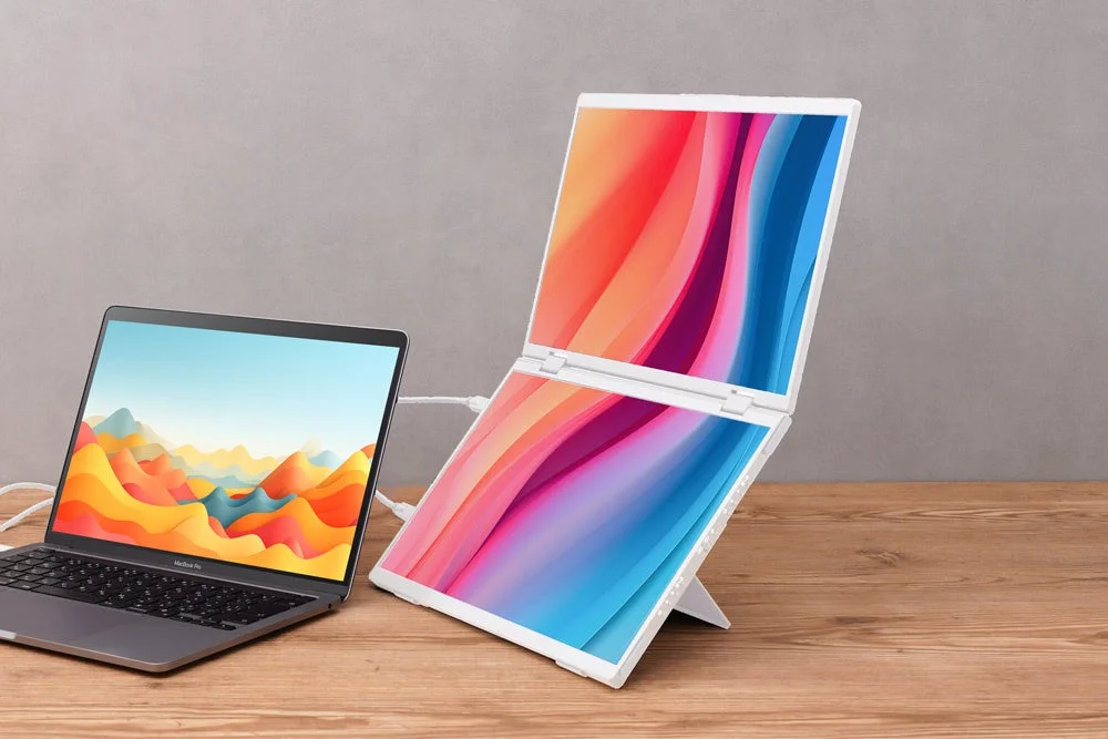 MacBookと接続されたホワイトの上下2画面拡張ポータブルモニター