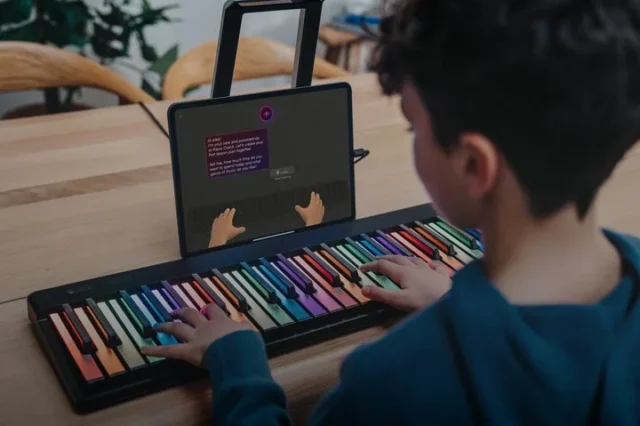 子供がROLI PianoとAI Music Coachでピアノを学ぶ様子